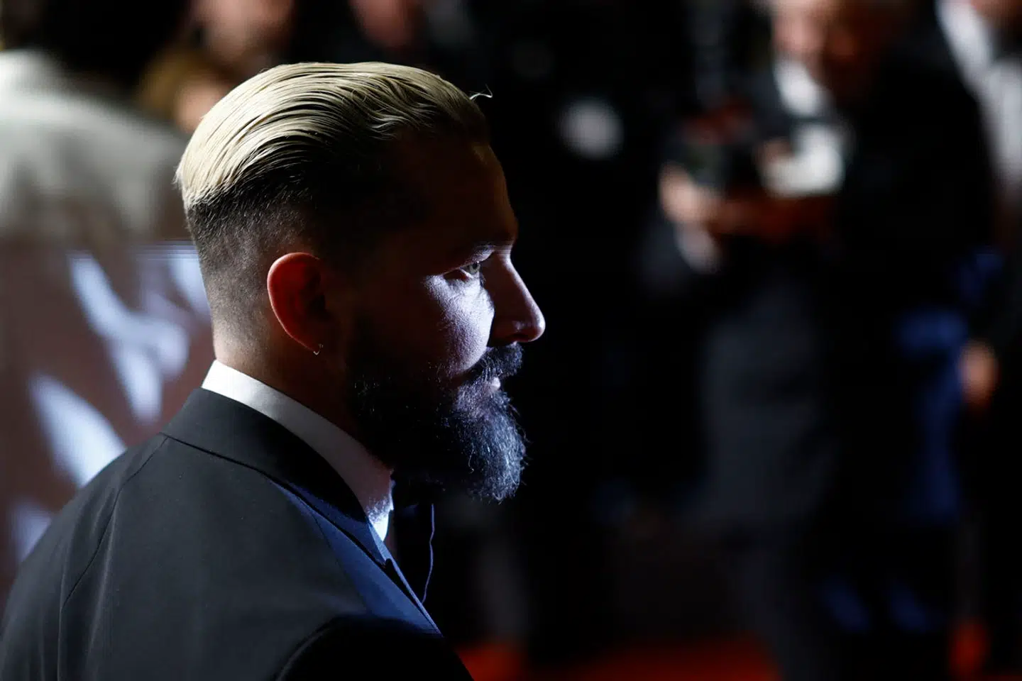 Her ses skuespilleren Shia LaBeouf på den røde løber den 16. maj.