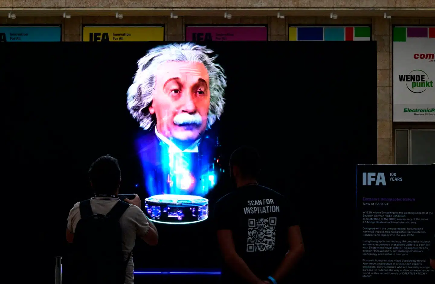 94 år efter at den tyske fysiker Albert Einstein i 1930 åbnede den store elektronikudstilling i Berlin, genopstår han næsten som i levende live gennem et hologram på IFA-messen, der i disse dage kommer med efterårets mange nyheder.
