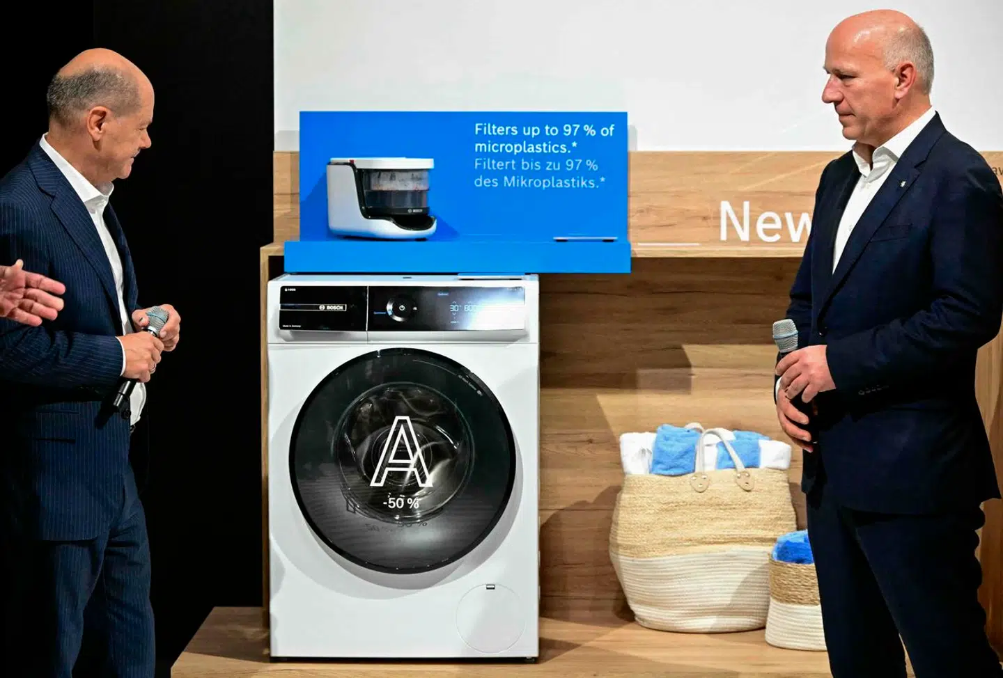 Elektronikken derhjemme bliver mere og mere avanceret – men skal være lettere og lettere at betjene … og kunne mere og mere. Her ser Tysklands forbundskansler, Olaf Scholz, (til venstre) sammen med Berlins borgmester, Kai Wegner, (til højre) på, hvad den tyske gigant Bosch kan fremvise inden for vaskemaskiner. Denne kan filtrere op mod 97 procent af al mikroplastik fra, når den vasker, og således bidrage til et renere miljø.