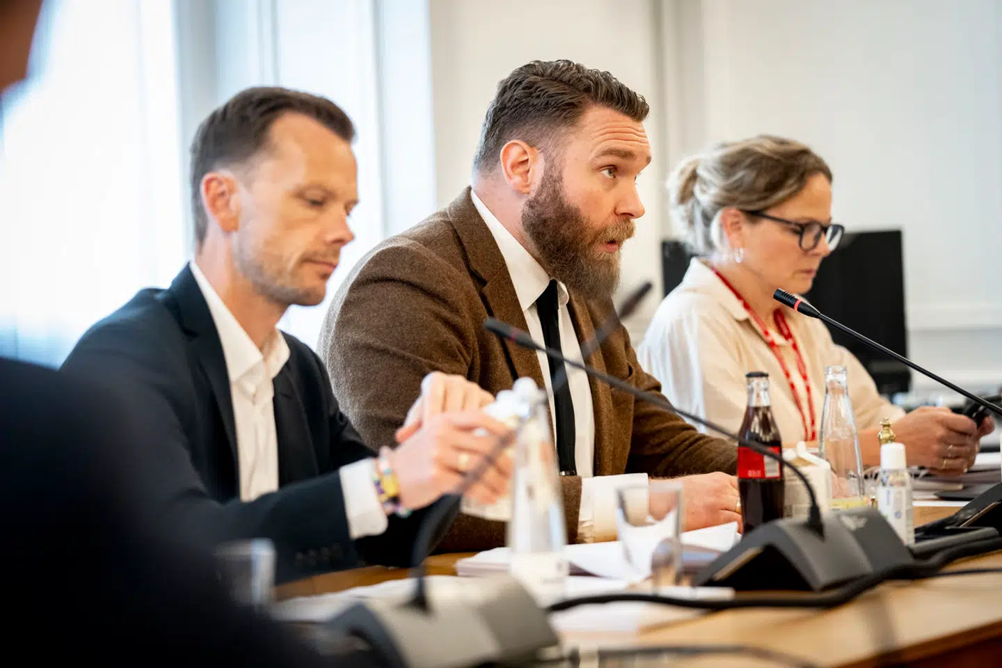 Liberal Alliances Steffen Larsen (th.) mener ikke, at det er rimeligt, at justitsminister Peter Hummelgaard (tv.) kun giver oppositionen 13 timer til at tage stilling til regeringens indførelse af ansigtsgodkendelse.