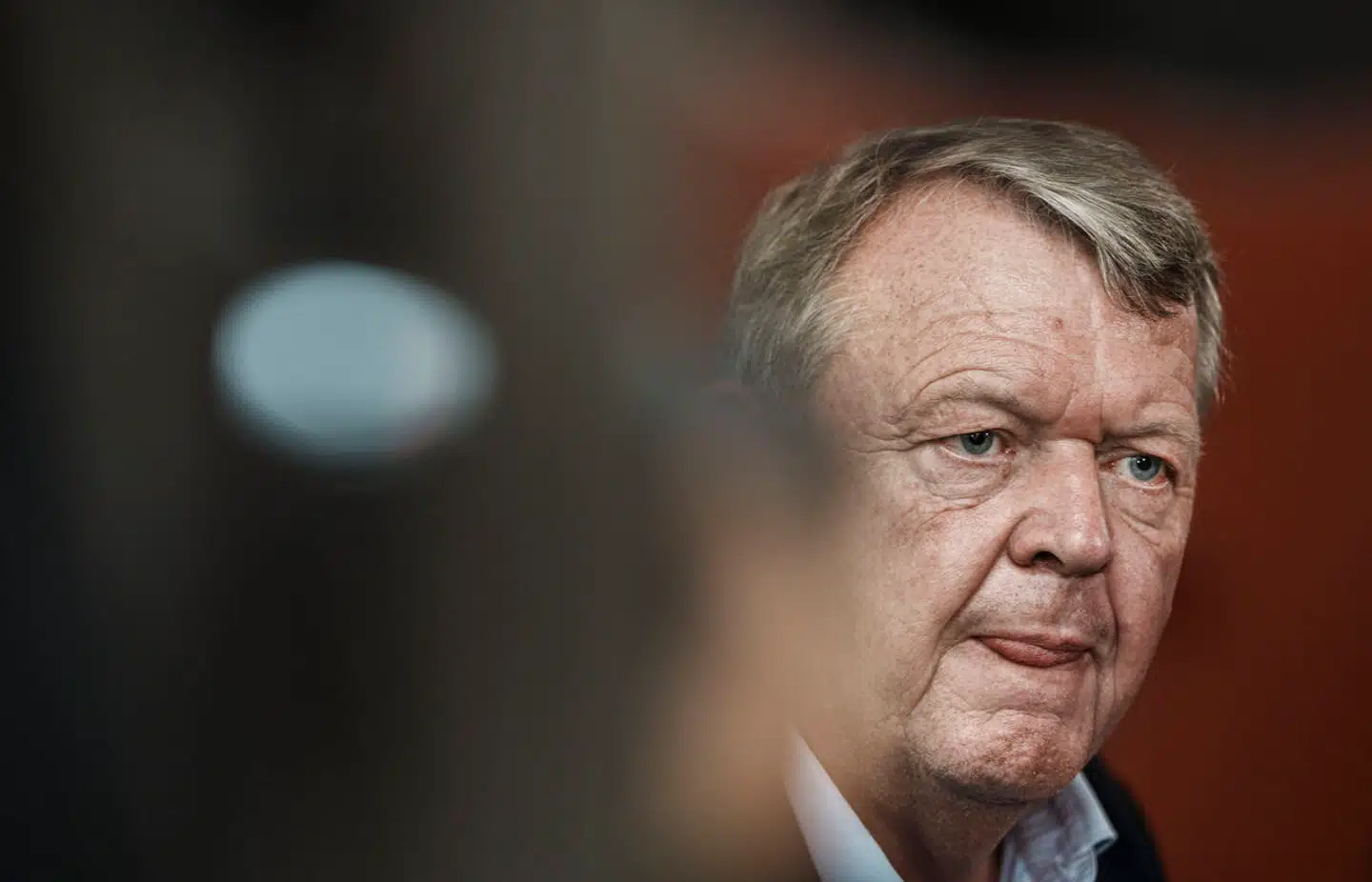 Udenrigsminister Lars Løkke Rasmussen (M) valgte selv at sætte sig for bordenden for at løse konflikten med partiets ansatte. Det gjorde kun krisen værre.