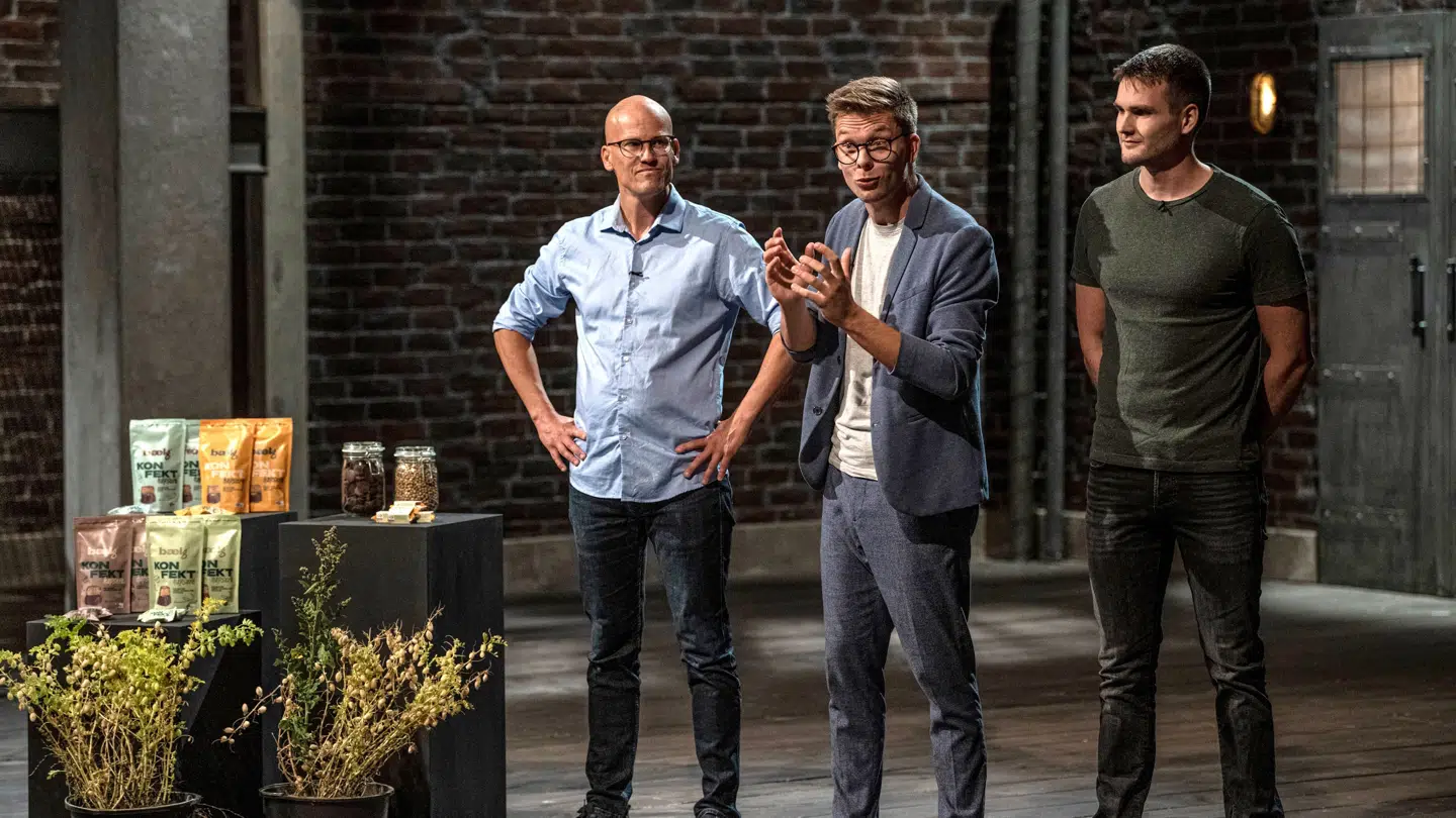 Mikkel Præst (tv.), Martin (th.) og Benjamin (i midten) udgør firmaet Bælg, der sælger et sundt alternativ til konfekt - lavet på bælgfrugter.