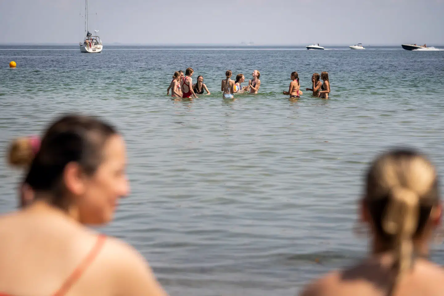 Ifølge livredningschef kan det varme vand få folk til at svømme længere ud. Men det skal man lade være med, siger han.