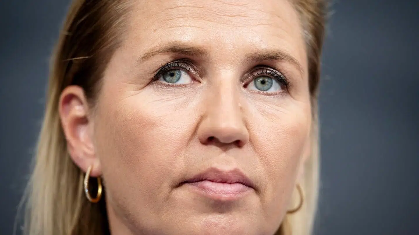 Statsminister Mette Frederiksen har ikke blot fået ny frisure, men har også fået en ny stil på sociale medier.