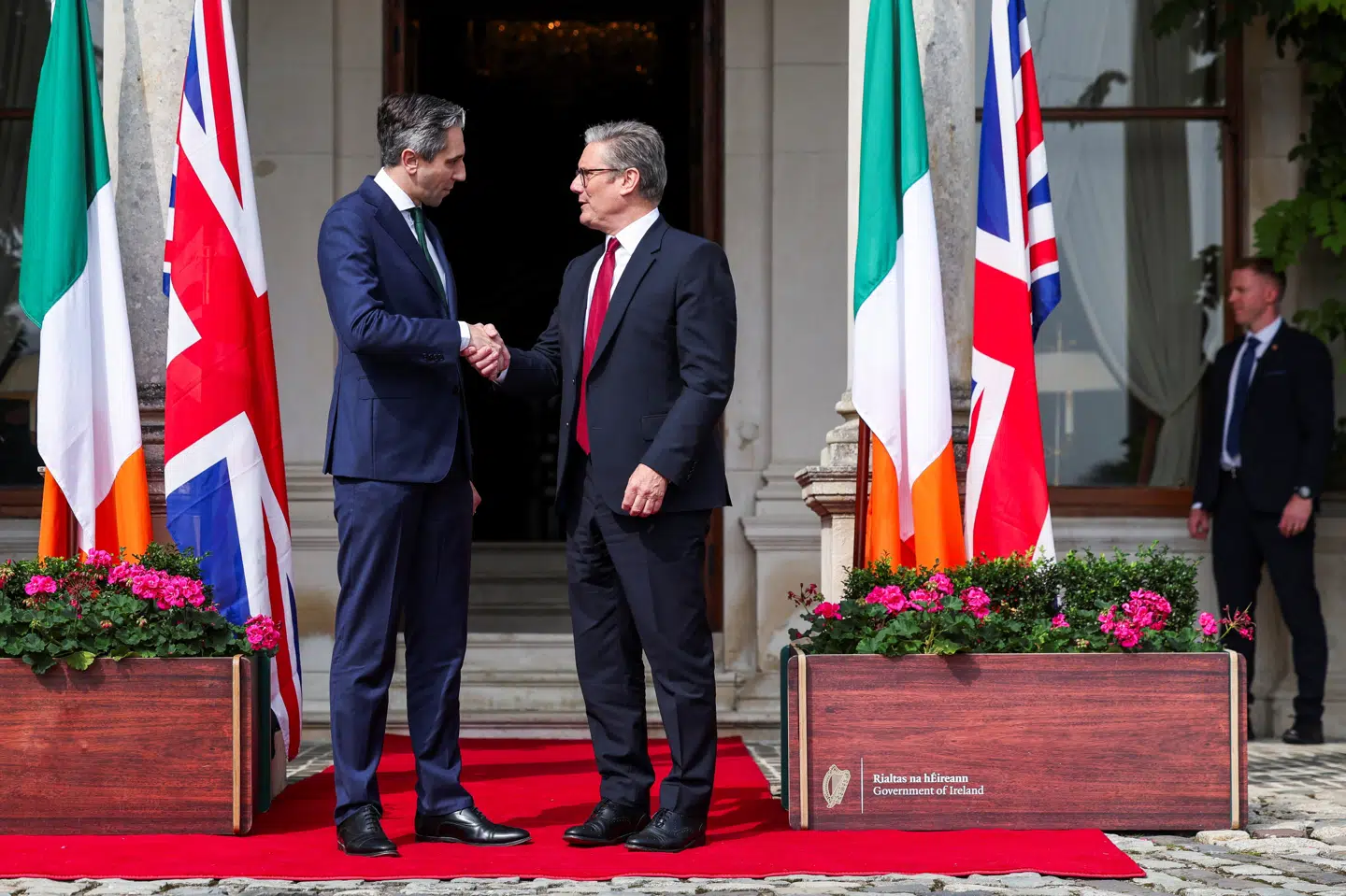Irlands premierminister, Simon Harris, og Storbritanniens premierminister, Keir Starmer, udvekslede håndtryk ved Farmleigh House i Dublin lørdag. Det er Guinness-familiens tidligere palæ.