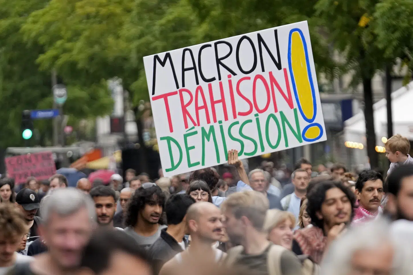 En demonstrant i Paris lørdag med en plakat med ordenen "Macron, forræderi, træd tilbage". Der er på venstrefløjen vrede over, at præsidenten ikke har nomineret en af deres til posten som premierminister. I stedet har han valgt den 73-årige centrum-højrepolitiker Michel Barnier.