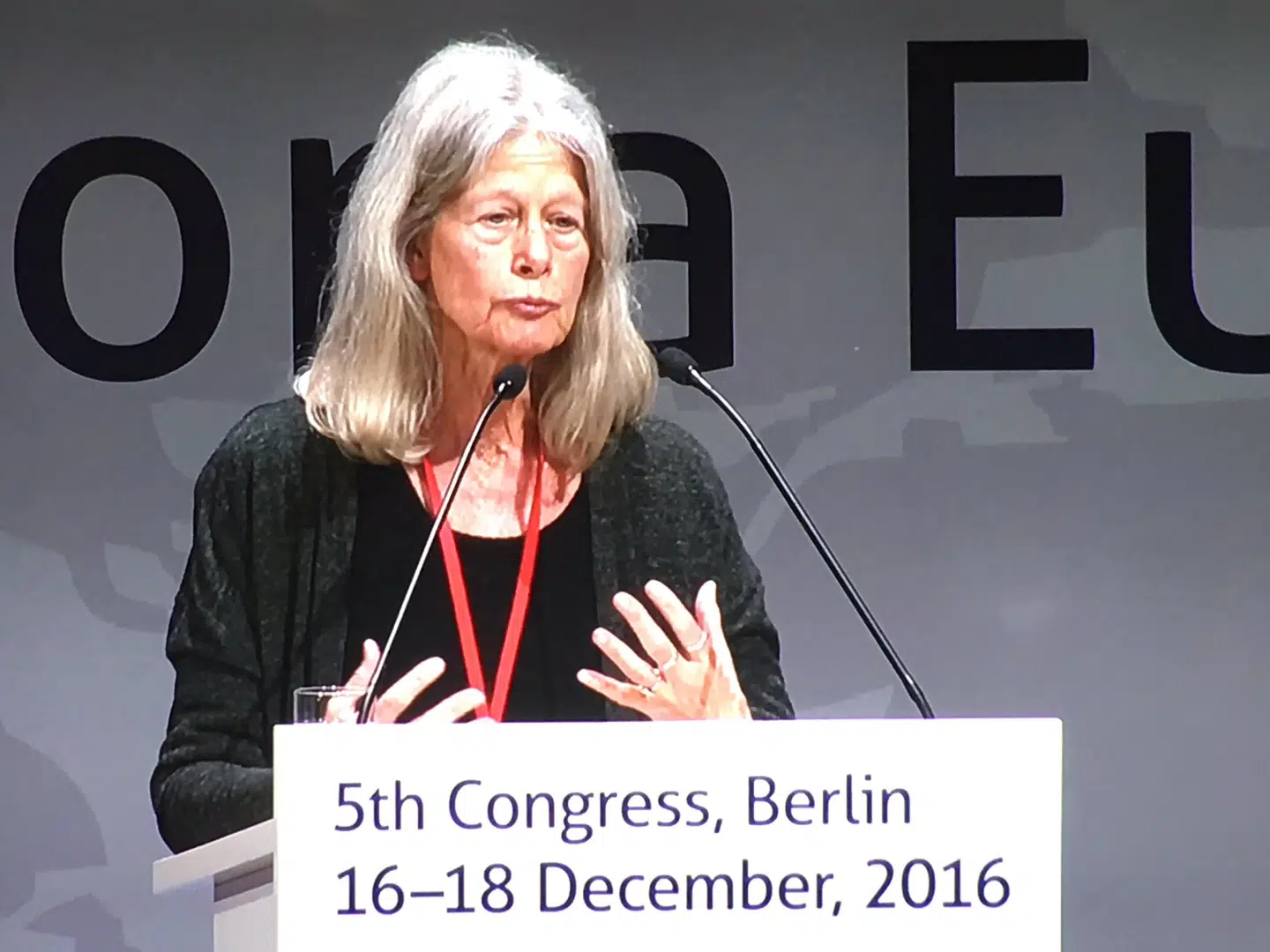Her ses Inger V. Johansen, der holder tale til European Lefts konference i Berlin i 2016.