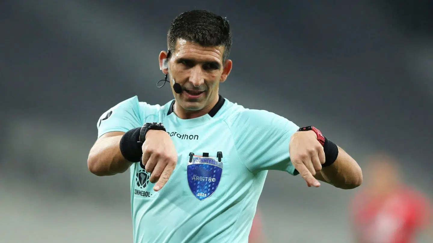 Den argentinske dommer André Merlos endte i klammeri med præsident for klubben Talleres.