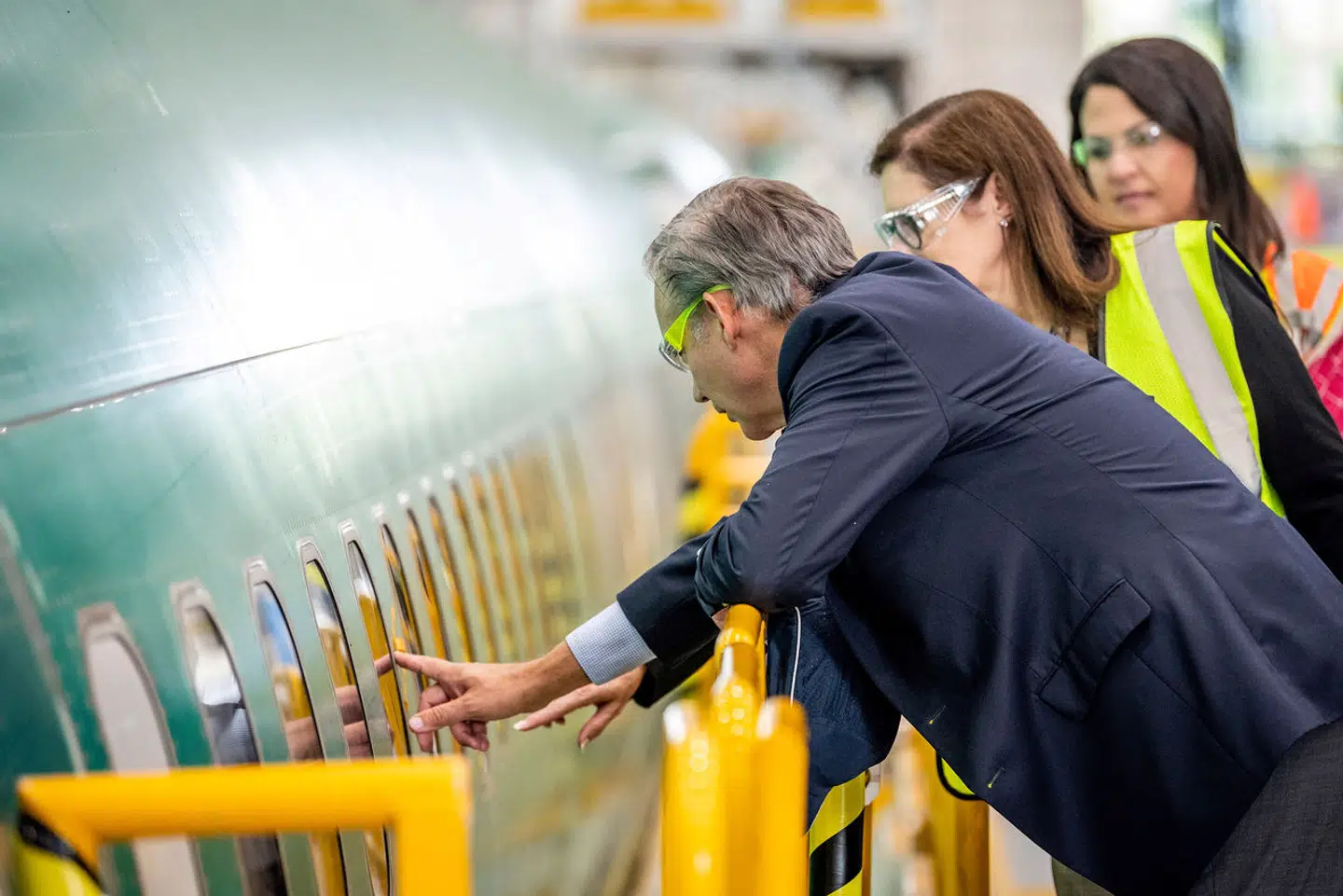 Boeings nytiltrådte topchef, Robert Ortberg, bliver vist rundt på fabrikken i Renton i den amerikanske delstat Washington i det nordvestlige hjørne af USA, hvor 737-flyene produceres. Nu skal han rette giganten og dens ry op.