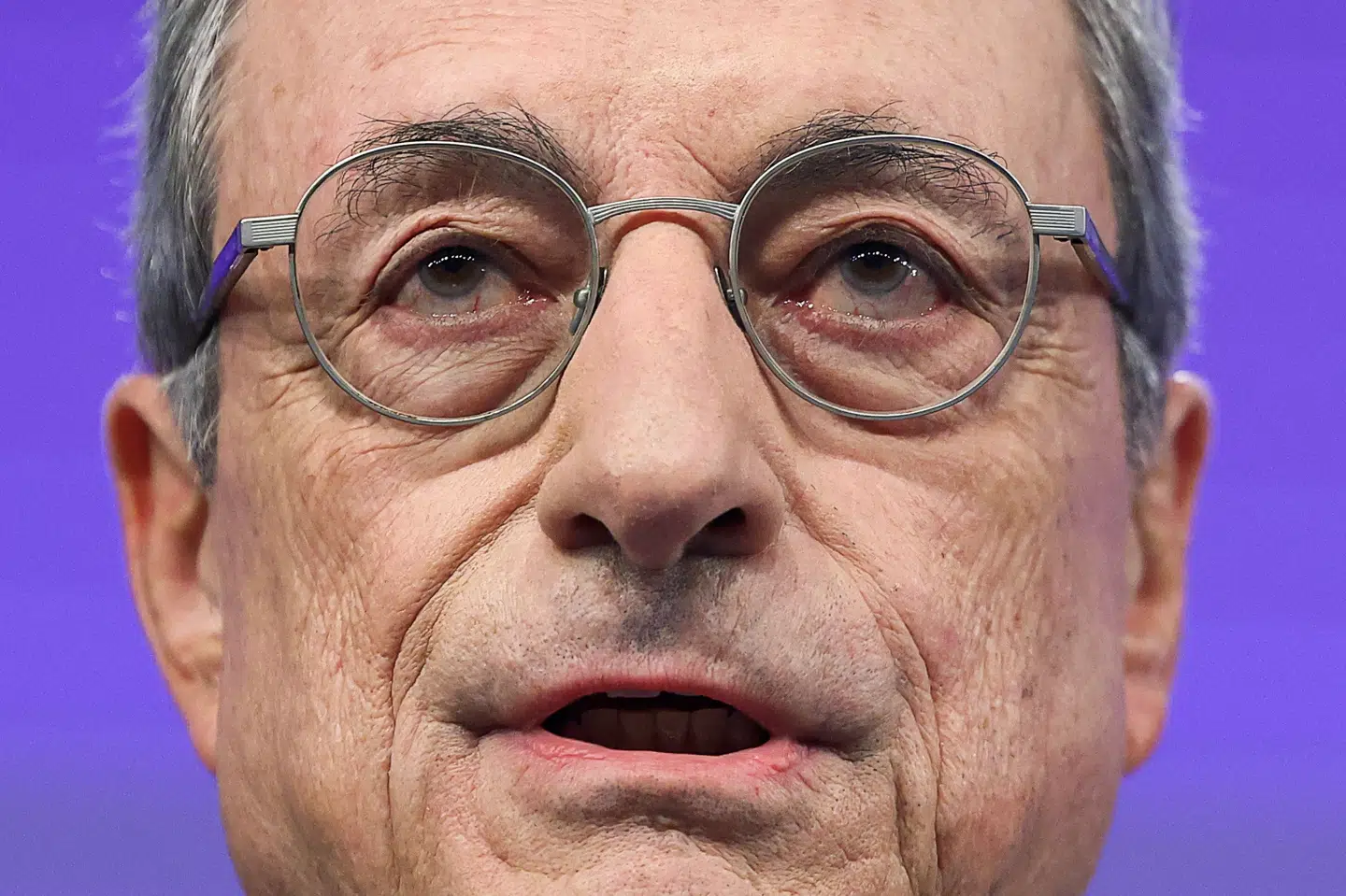 Italiens tidligere premierminister og tidligere chef for Den Europæiske Centralbank Mario Draghi lægger ikke skjul på, at EU er faldet bagud i den globale, økonomiske konkurrence. Der er brug for enorme investeringer, siger han ved præsentation af rapport om EU's konkurrenceevne.
