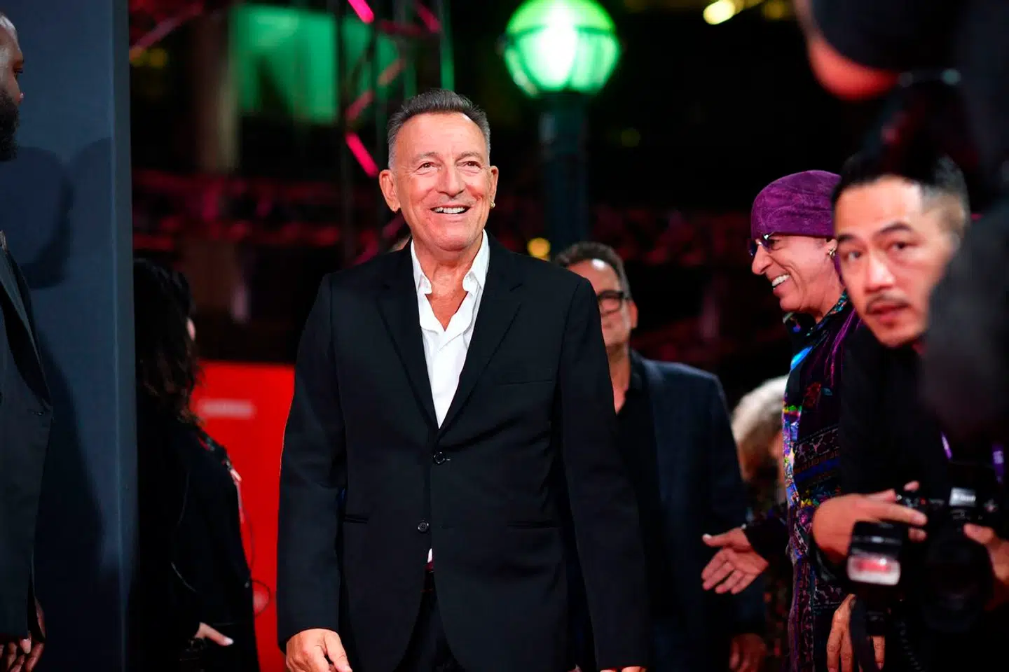 Bruce Springsteen var til premiere i Toronto. I baggrunden ses et medlem af E Street Band, Steven van Zandt (med tørklæde på hovedet).