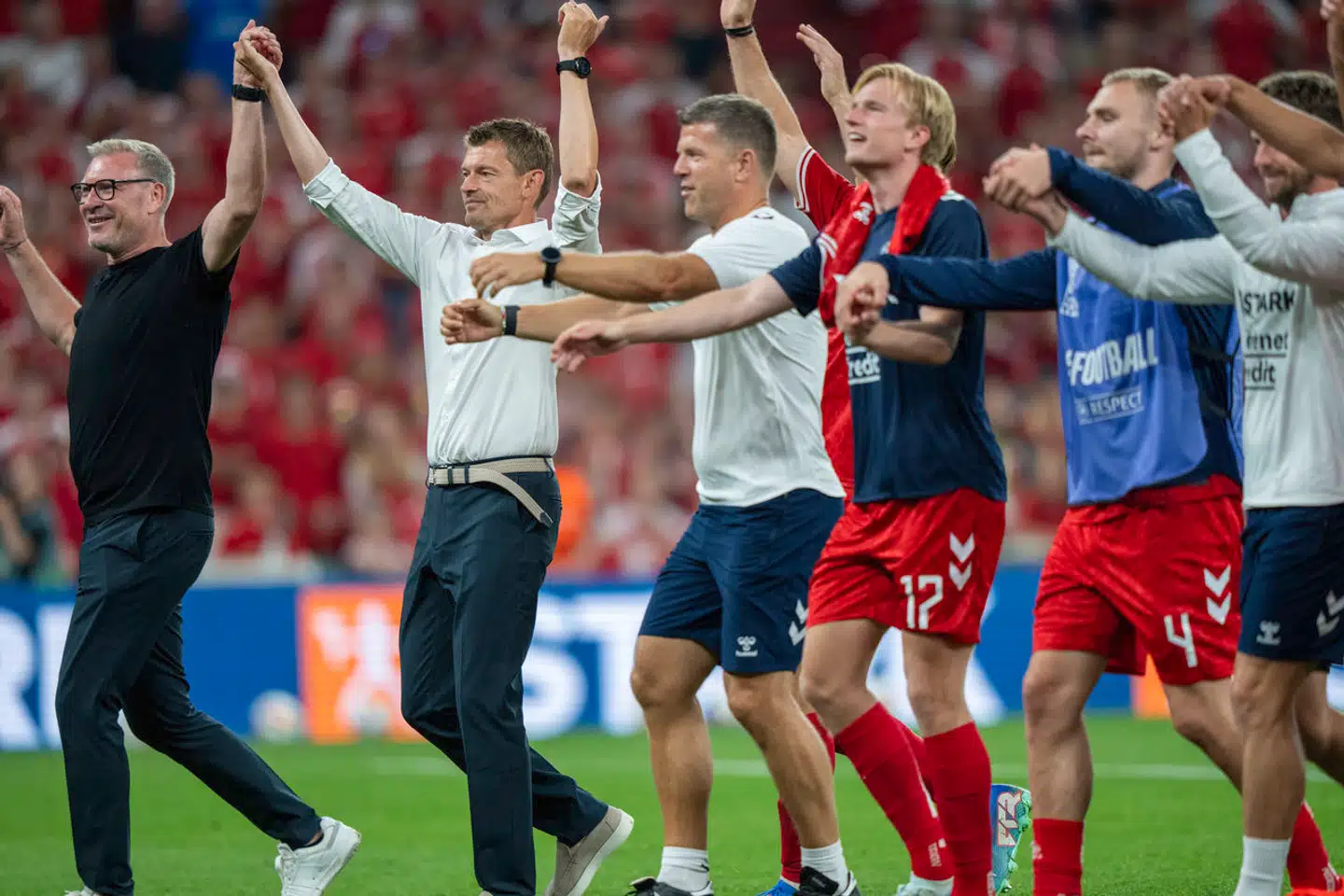 Landsholdet og afløseren for den midlertidige træner, Lars Knudsen, modtog søndag aften fortjent folkets hyldest efter to forrygende præstationer.