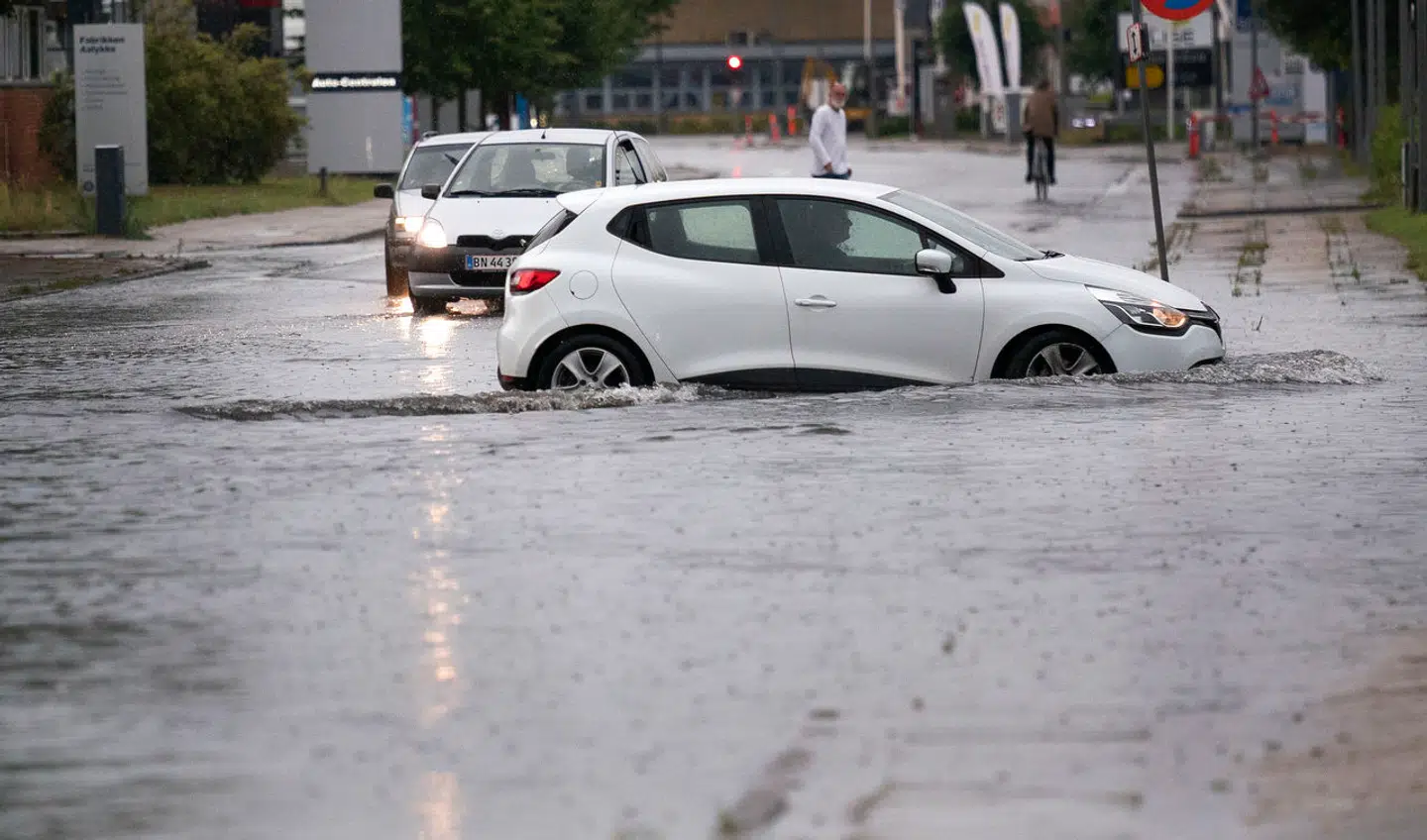 Her er det et billede fra Aalborg i 2021, hvor voldsom regn førte til oversvømmede veje.