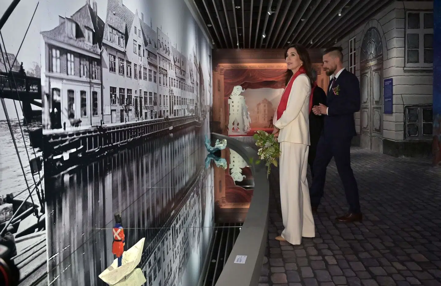 Fra H.C. Andersen til Tove Ditlevsen har Danmark meget stor litteratur at byde på. Men at true lektoratsordningen er det samme som at true dansk litteraturs udbredelse i udlandet, mener indlæggets forfattere. Her besøger daværende kronprinsesse Mary en udstilling om H.C. Andersen og København i Seoul, Sydkorea, i 2019.