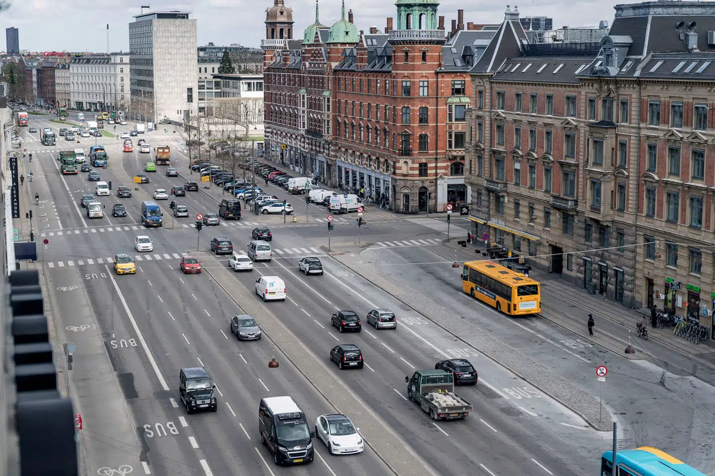 Meget tyder på, at det vil være både uoverskueligt dyrt og uden stor effekt at forbyde benzin- og dieselbiler i København allerede i 2030. Alligevel vil kommunen ikke regne på det.