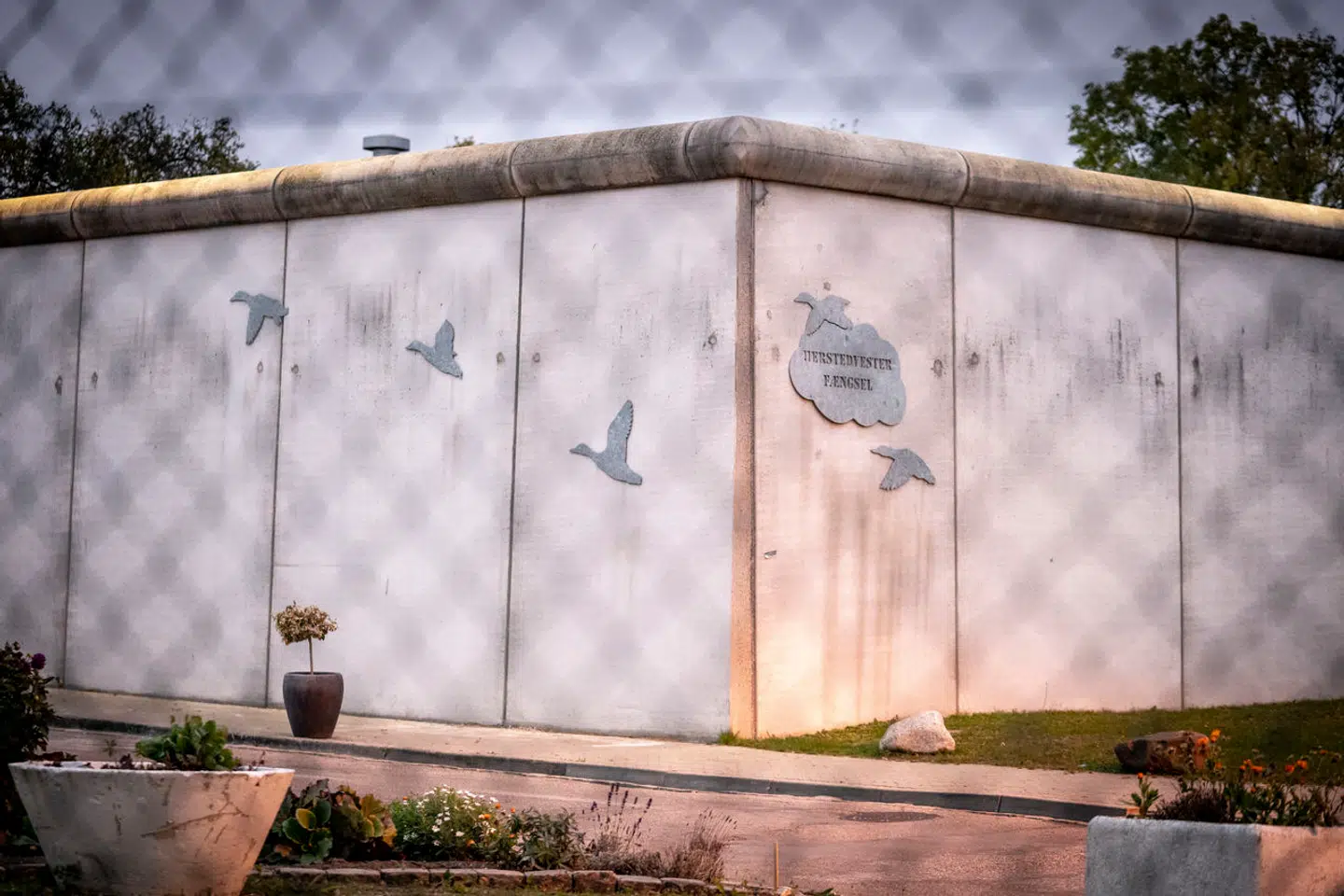 En indsat i Herstedvester Fængsel, som er født i 1961, er dømt for grove forbrydelser. Igennem adskillige år har den indsatte, der har skiftet juridisk køn fra mand til kvinde, siddet i en afdeling for mænd. I dag afgør Højesteret, om hun skal have lov til at blive flyttet.