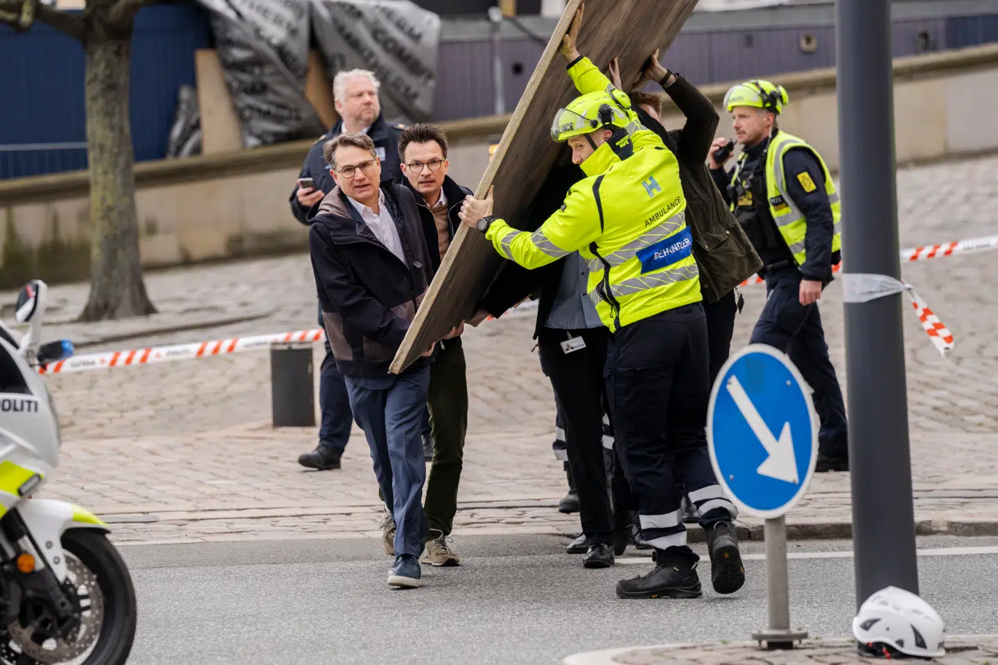 Direktør i Dansk Erhverv Brian Mikkelsen hjælper med at bære historiske malerier ud af den brændende bygning, da Børsen brændte i april 2024.