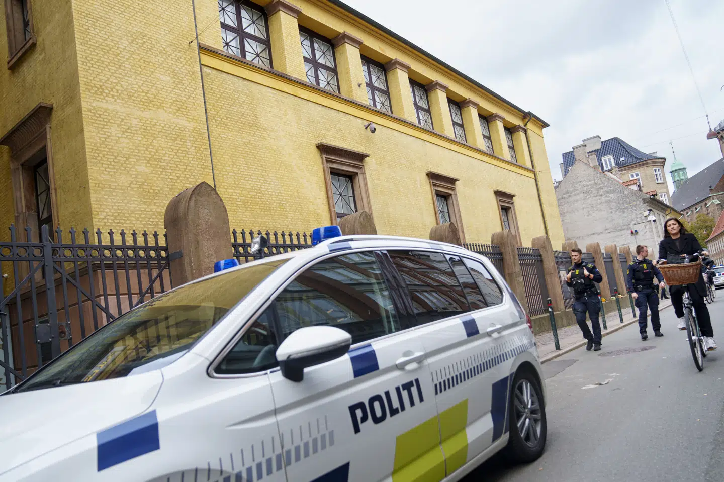 Der har længe været skærpet sikkerhed ved synagogen i København. Det Jødiske Samfund er rystet over, at en 21-årig mand sigtes for at begå terror ved at sætte ild til en jødisk kvindes lejlighed i København. (Arkivfoto).