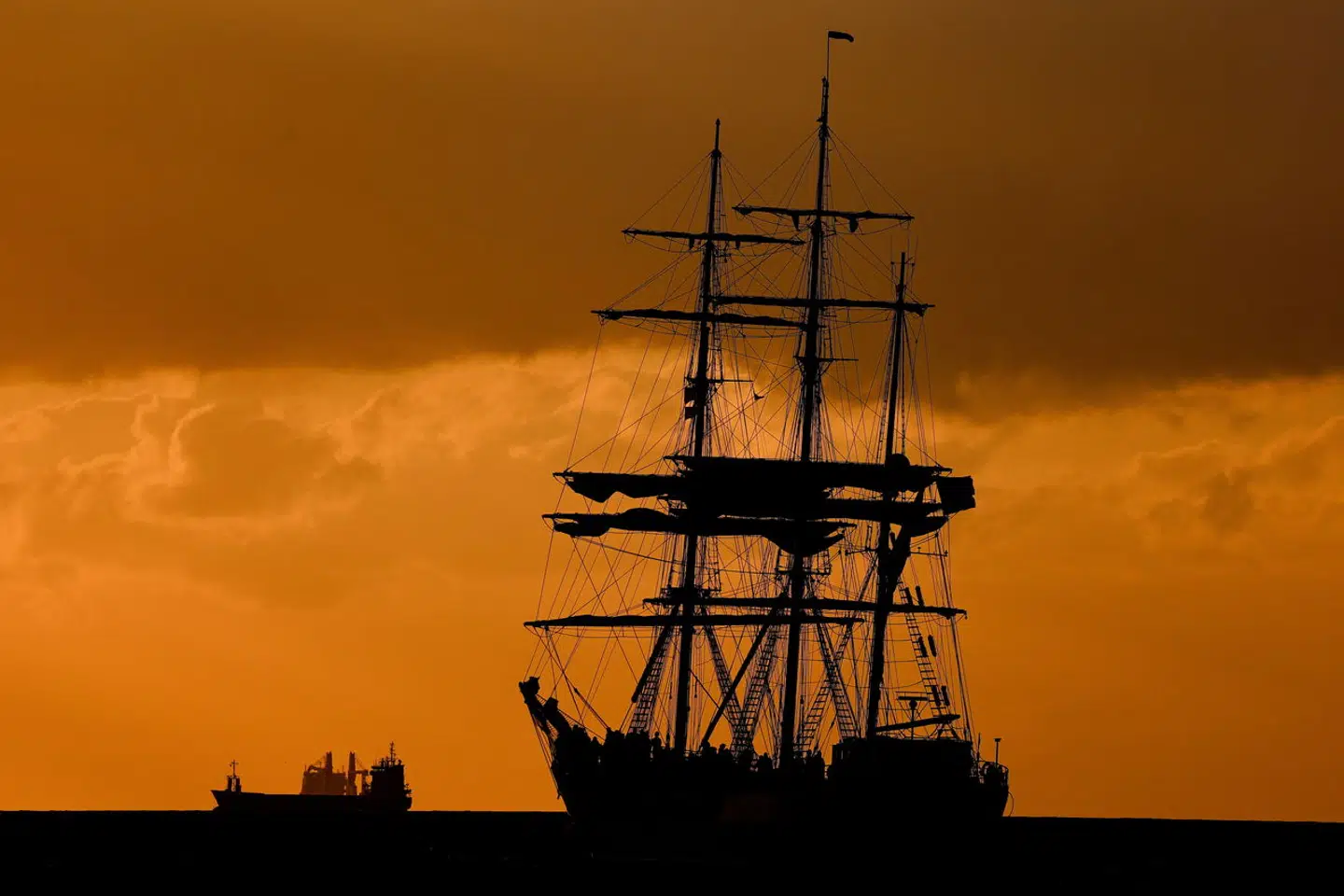 På et blikstille hav kunne sejlskibe drive ud af kurs, mens provianten langsomt slap op. Arkivfoto: Filip Singer, Scanpix