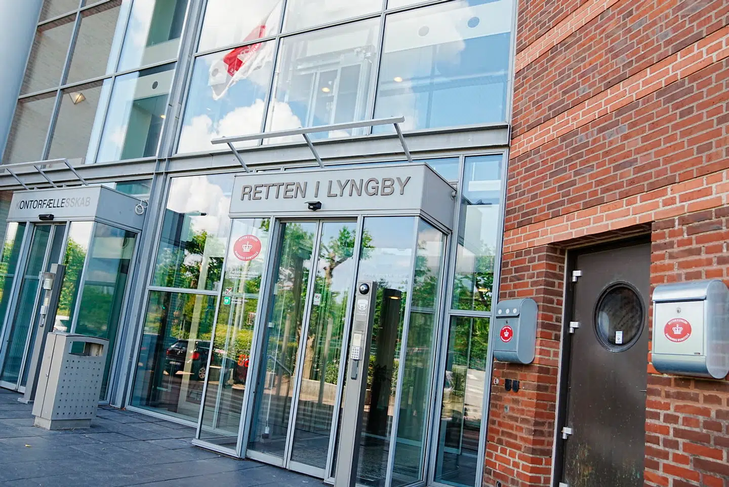Torsdag var det meningen, at Retten i Lyngby skulle danne ramme om en sag mod en tidligere topdirektør, som er tiltalt for køb af en stor mængde kokain.