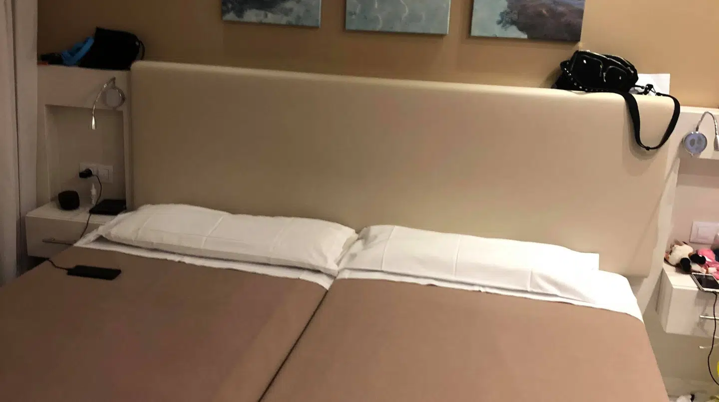 Dagligdagen på 'ferien' er indskrænket til hotelværelset det meste af tiden.