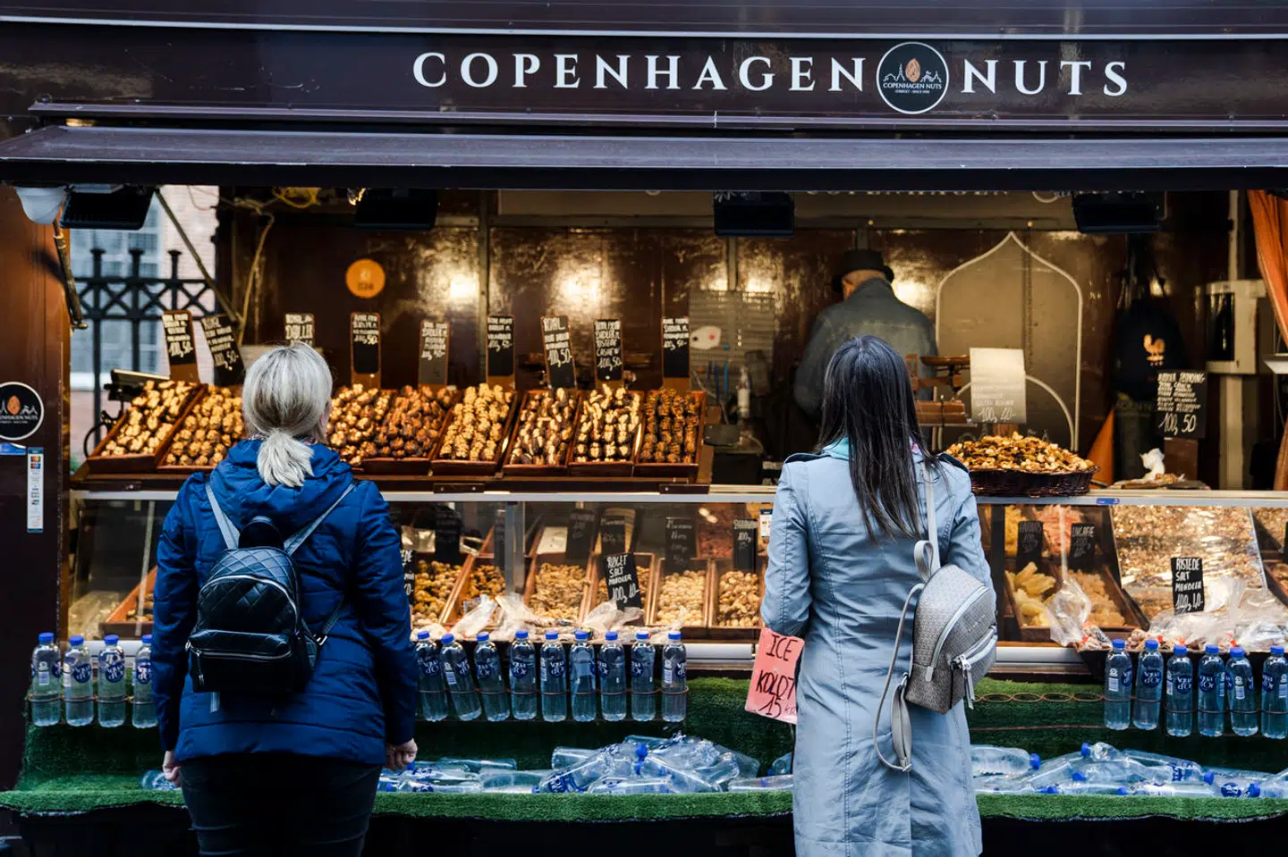 Danskerne har ikke haft voldsomt travlt med indkøbene her på det seneste. Torsdag kan der komme en lille hjælpende hånd med en lavere rente, men det vil ikke sætte gang i en stor forbrugsfest, mener økonomer.