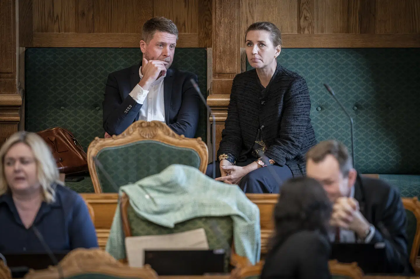 Kasper Sand Kjær blev valgt ind i Folketinget for Socialdemokratiet i 2019. Han steg hurtigt i graderne. Her ses han med statsminister Mette Frederiksen (S) under åbningsdebatten i Folketinget i 2022.
