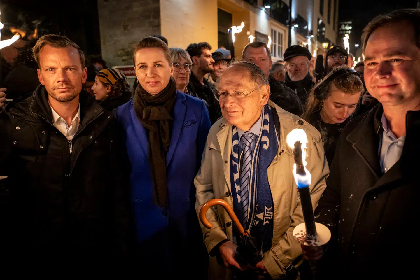 Formand for Det Jødiske Samfund Henri Goldstein ved fakkeloptoget i København på den 85. årsdag for Krystalnatten. Her ses han sammen med flere politikere, hvoriblandt statsminister Mette Frederiksen (S)