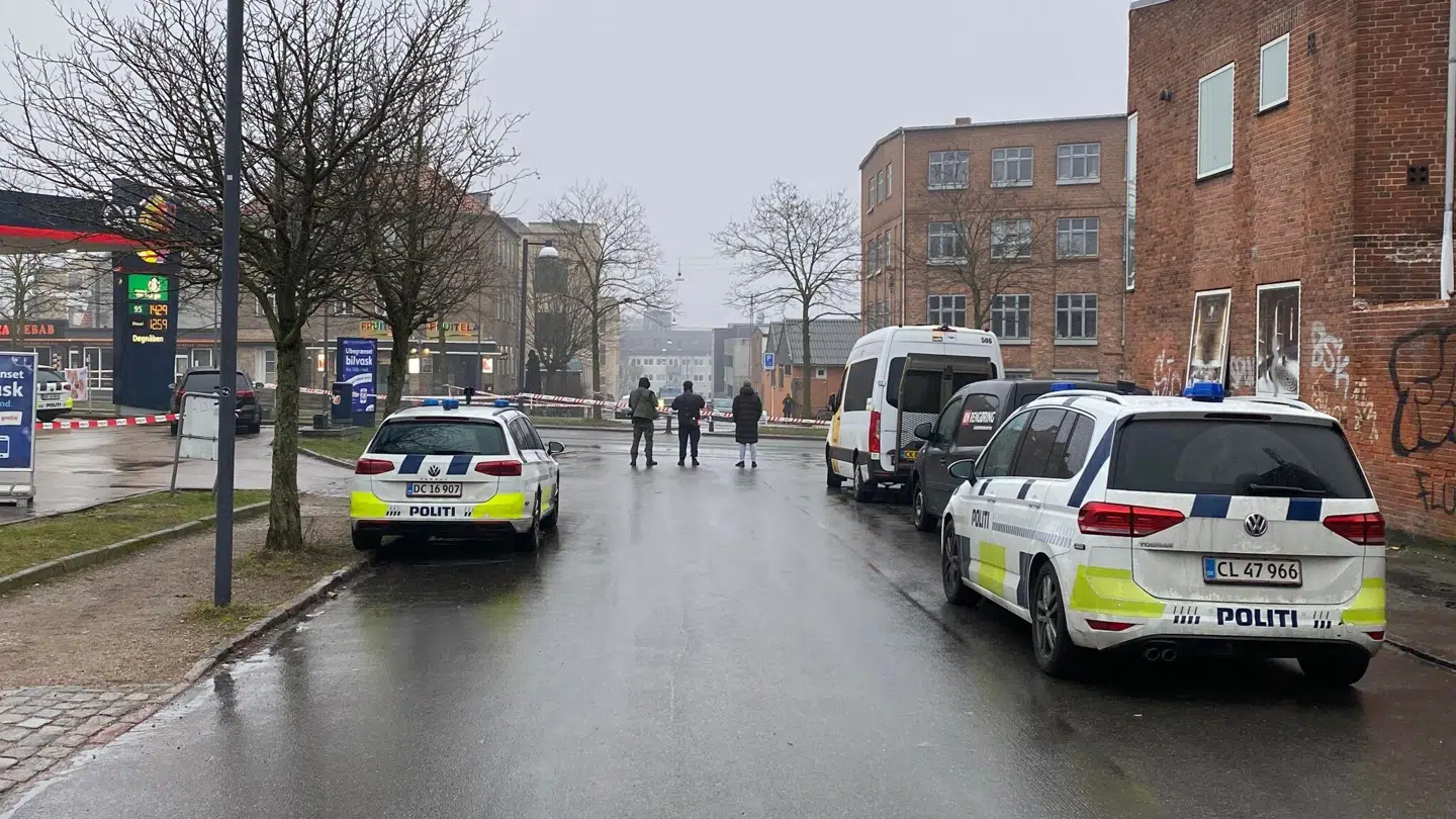 Den 27-årige forlod efter overfaldet vaklende moskeen og satte sig i midterrabatten på Tomsgårdsvej, hvor han blev fundet af en taxachauffør og efterfølgende hastet til hospitalet.