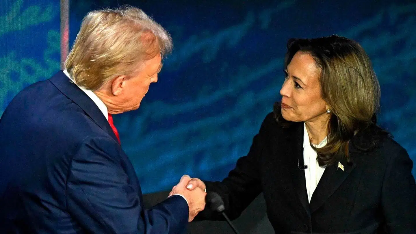 Donald Trump (tv) og Kamala Harris gav hånd inden aftenens debat.