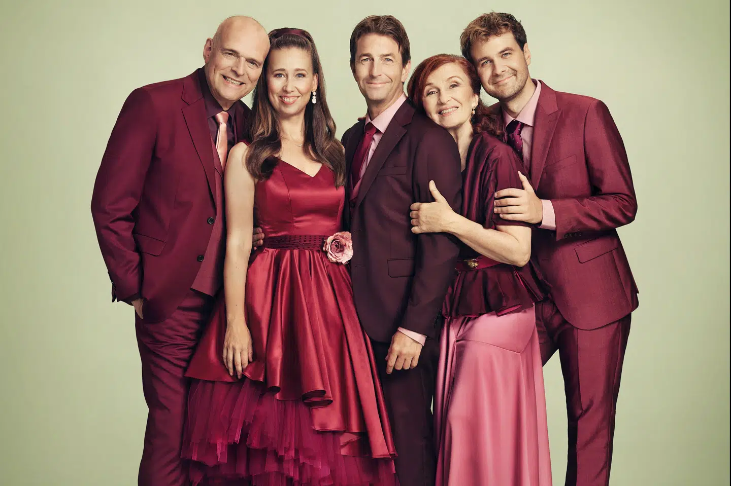 Niels Olsen, Merete Mærkedahl, Mads Knarreborg, Bodil Jørgensen og Magnus Haugaard bliver holdet på scenen i 2025-udgaven af Cirkusrevyen, der næste år fejrer 90-års jubilæum. (PR-foto).