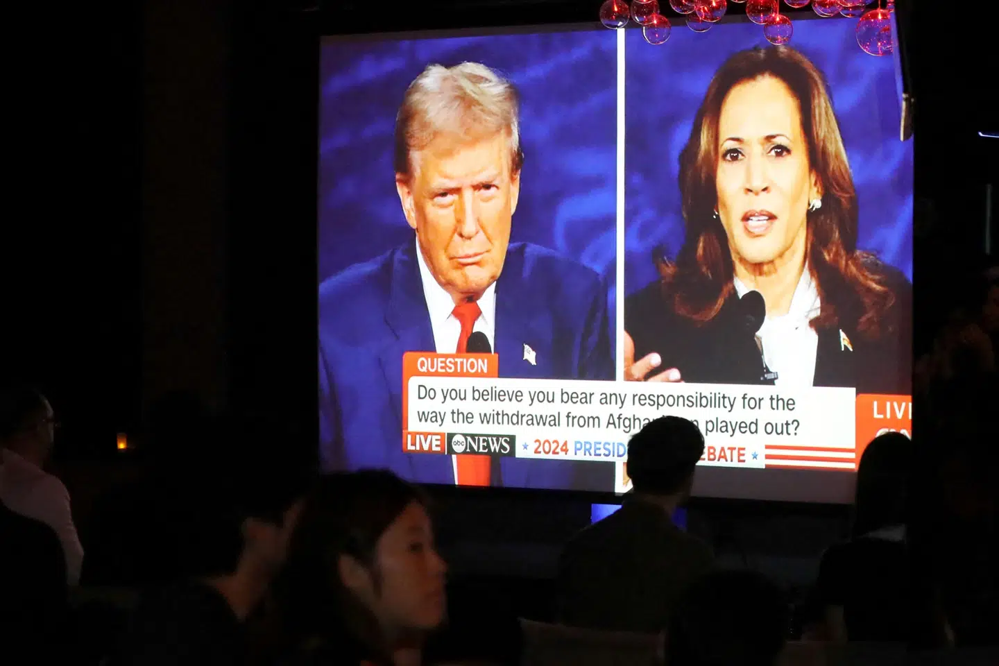 Vælgere i New York er samlet for at overvære tv-debatten mellem demokraten Kamala Harris og republikaneren Donald Trump.