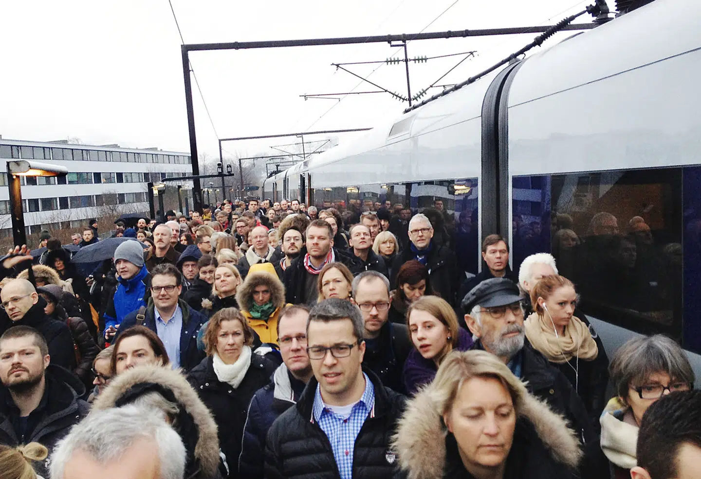 »Jeg vil foreslå, at der snarest udpeges en DSB-minister, hvis eneste job er at sørge for, at Danmark hurtigst muligt får verdens bedste togdrift. Der er rigeligt med penge at tage af fra råderummet,« skriver Bernie Pedersen.