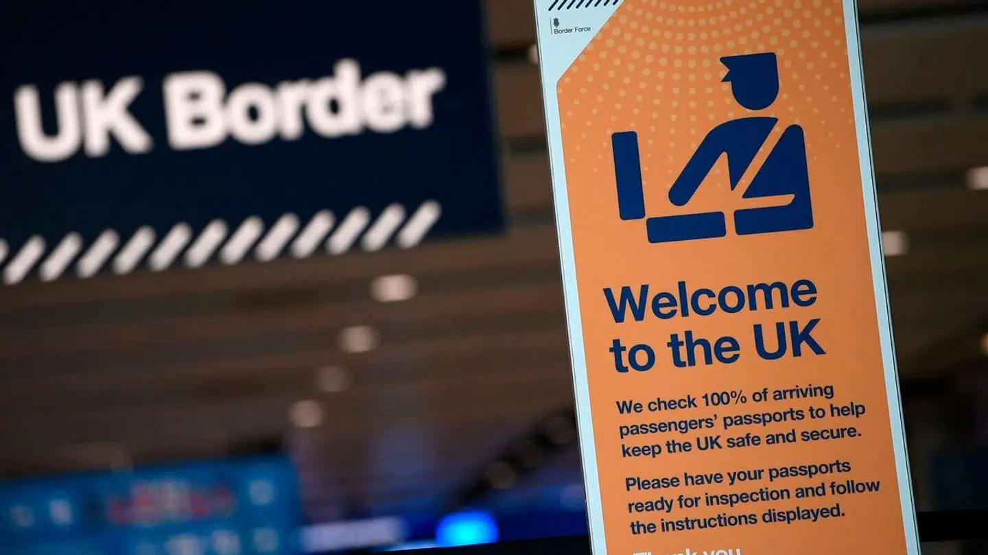 Et pas er om få måneder ikke længere nok til at komme ind i Storbritannien, her skal der også en indrejsetilladelse til.