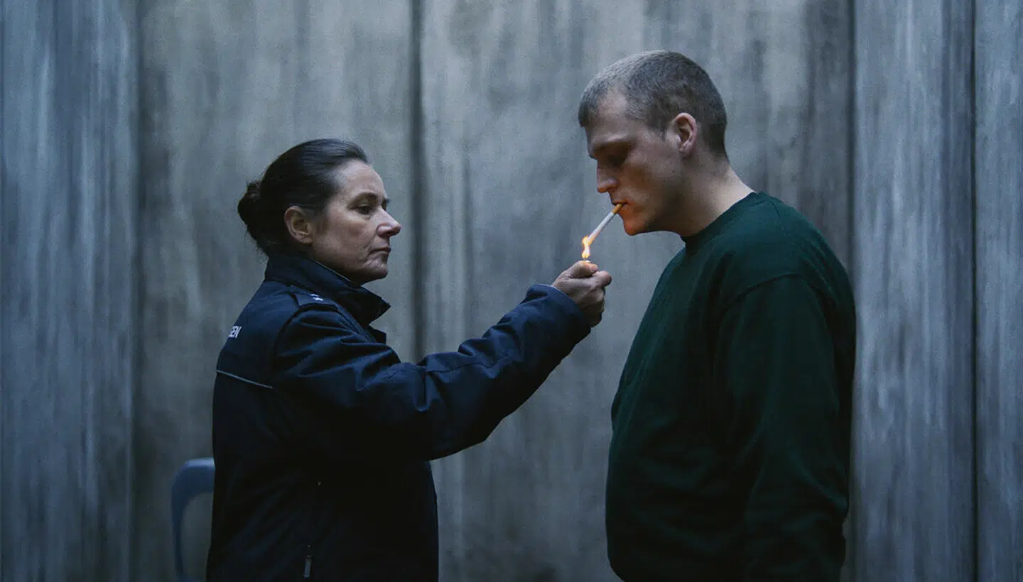 Sidse Babett Knudsen og Sebastian Bull spiller hovedrollerne i fængselsdramaet 'Vogter', hvor betjenten Eva finder ud af, at hendes søns morder er røget ind i hendes fængsel. Foto: Nordisk Film Production / Jesper J. Spanning