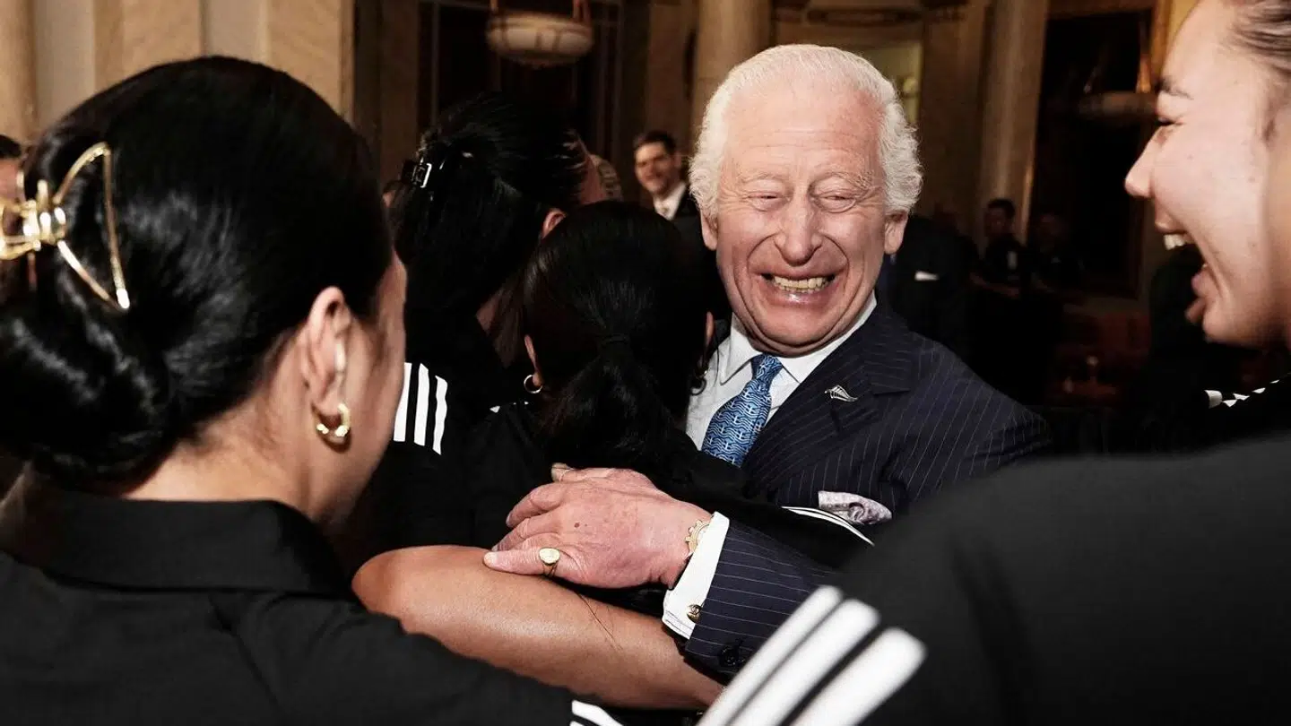 Her ses den britiske kong Charles sammen med medlemmer af New Zealands 'Black Fern'-rugbylandshold.