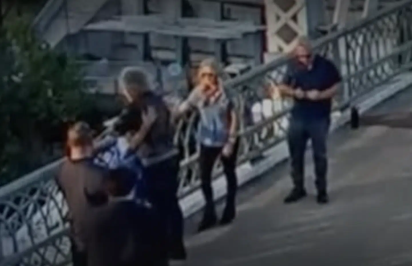 Bon Jovi og den berørte kvinde midt i et kram