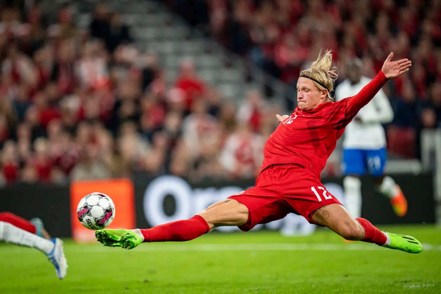 Lad da det danske landshold spille fodbold og drop alle de store ord om meningen med livet.