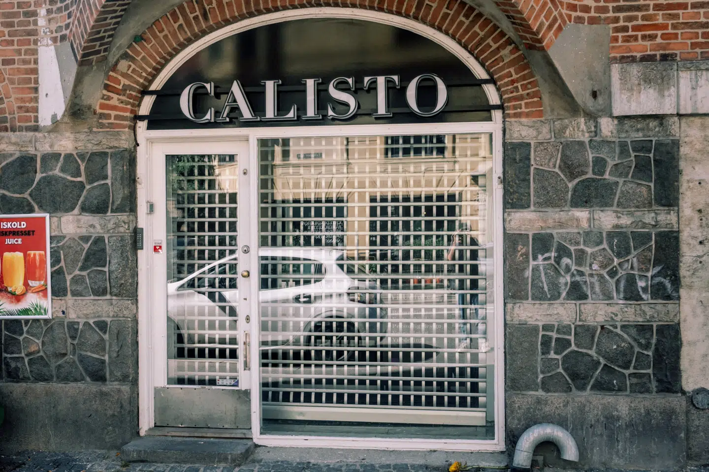 En 18-årig mand blev 5. august ramt af et enkelt skud ved eller i smykkeforretningen Calisto på Frederiksberg. Tre mænd fremstilles torsdag i grundlovsforhør sigtet for våbenbesiddelse i forbindelse med sagen. (Arkivfoto).