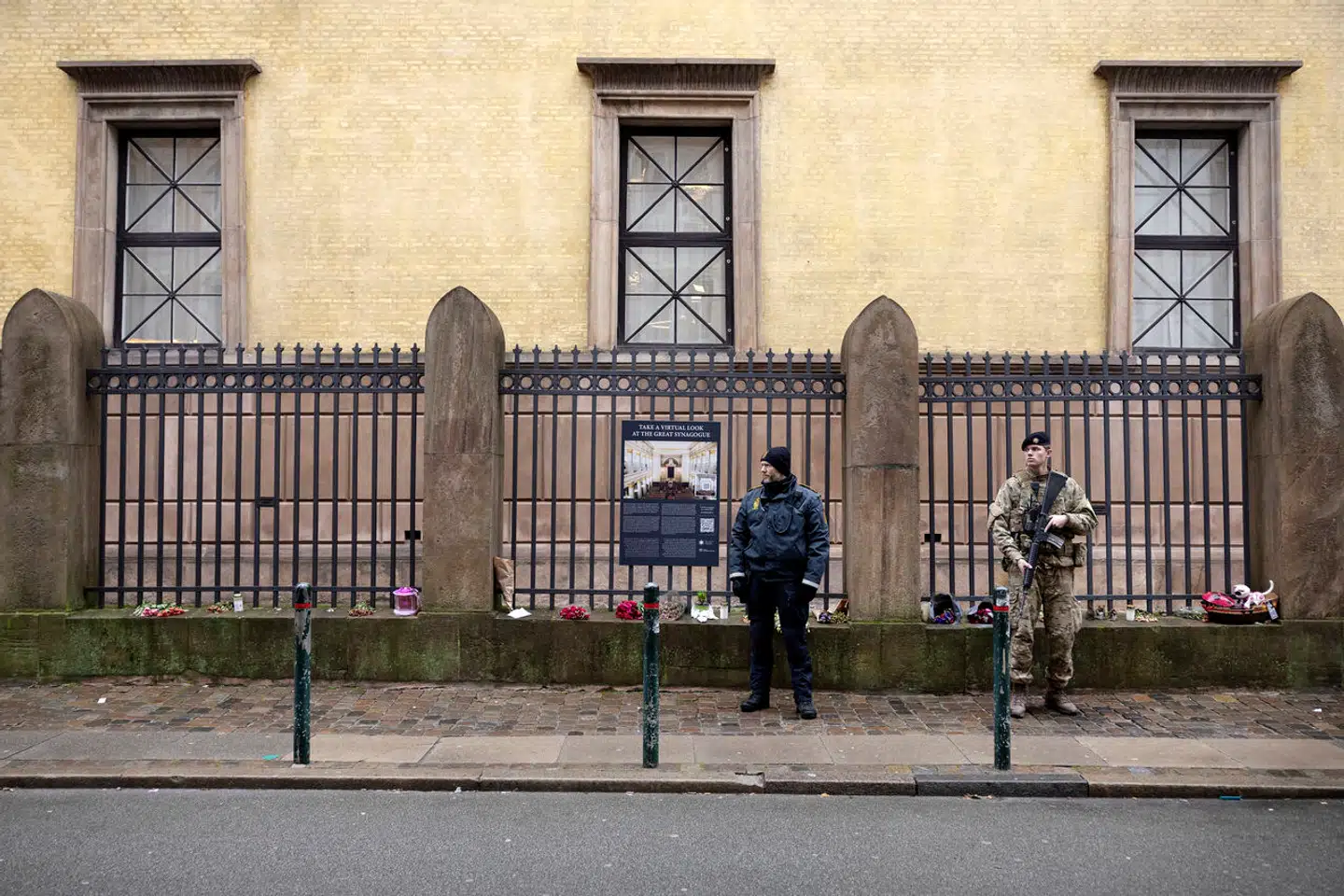 Synagogen i Krystalgade i Indre København bevogtes af politi- og militærfolk. Foto: Thomas Borgberg, Scanpix
