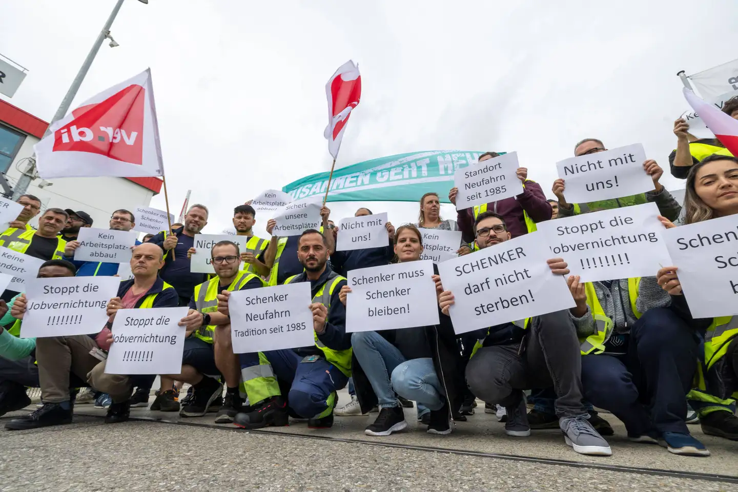 Tyske ansatte i DB Schenker viser deres modstand mod DSV og det planlagte opkøb af virksomheden.