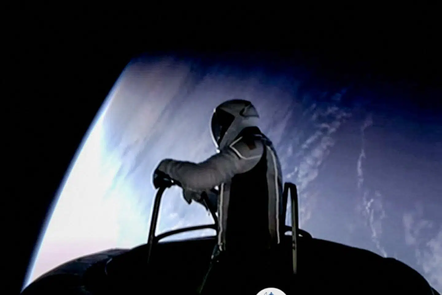 Her ses Jared Isaacman, da han bevægede sig ud fra rumfartøjet.