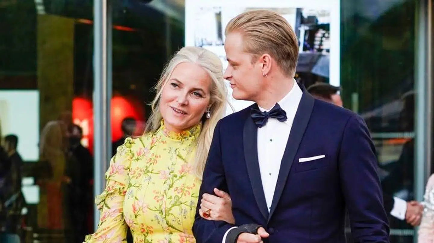 Ifølge lydoptalesen har Marius fortalt sine forældre om omgangskredsen.