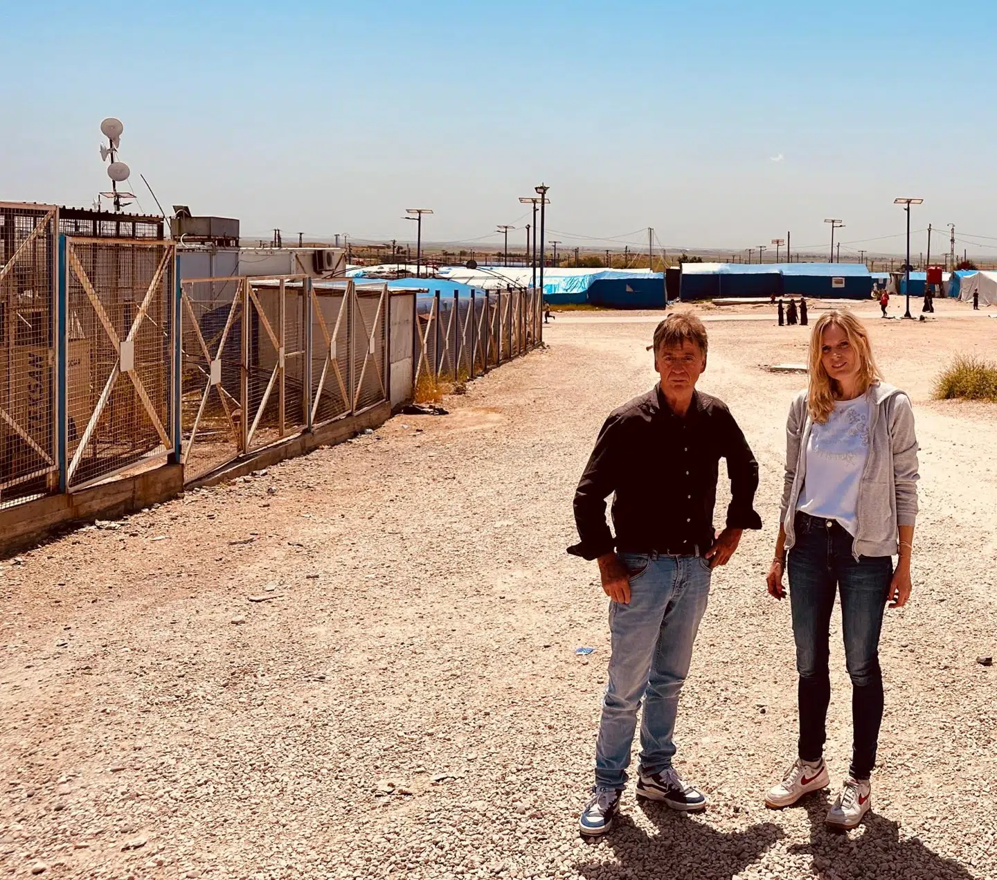Natascha Rée Mikkelsen. står her sammen med Knud Foldschack i en lejr i Syrien. De har sammen stiftet foreningen Repatriate the Children, som har sagsøgt den danske stat, og nu fået medhold i højesteret.
