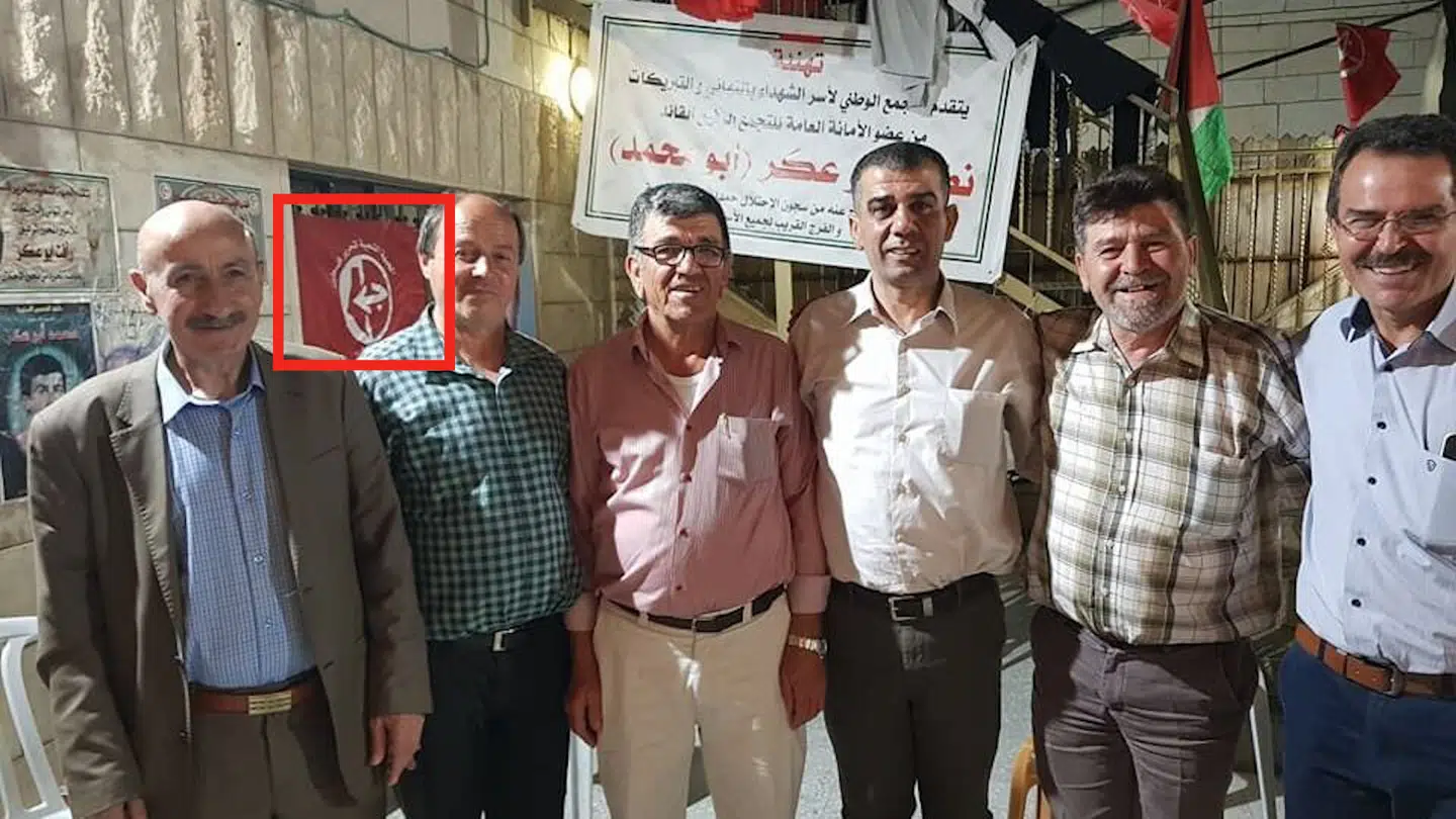 Ibrahim Ibraigheth har delt dette billede på sin Facebook-profil. I baggrunden hænger et PFLP-flag.