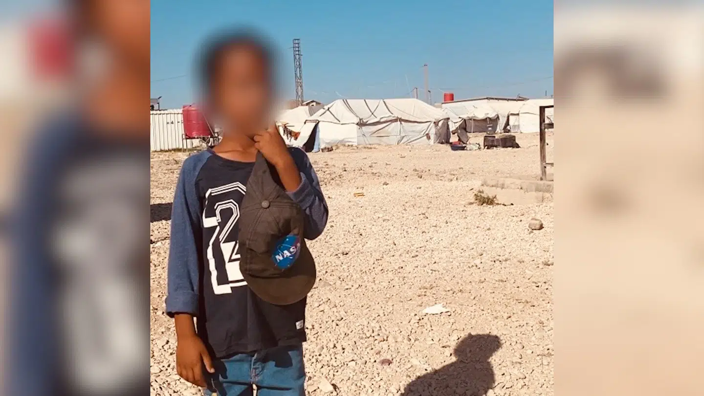 Her er et billede af den nu otteårige dreng, som Repatriate the Childen har taget under ét af deres besøg i den lejr, hvor han nu opholder sig med sin mor og moster. Foto fra foreningen.
