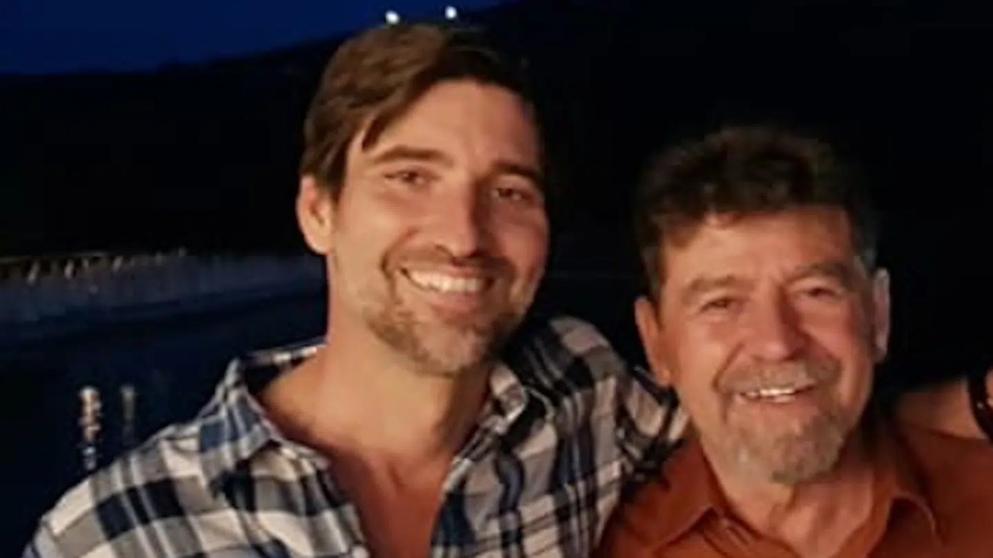 Mellemfolkeligt Samvirkes generalsekretær, Tim Whyte, i kærlig omfavnelse af daværende kollega, Ibrahim Ibraigheth.