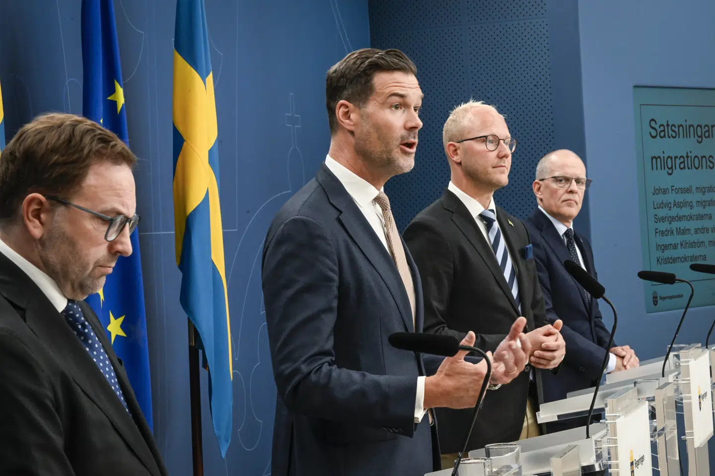 Nyudnævnt migrationsminister fra det svenske parti Moderaterna, Johan Forssell, fremlægger torsdag den svenske regerings plan om at hæve den ydelse, som personer kan modtage for at rejse tilbage til deres hjemland.
