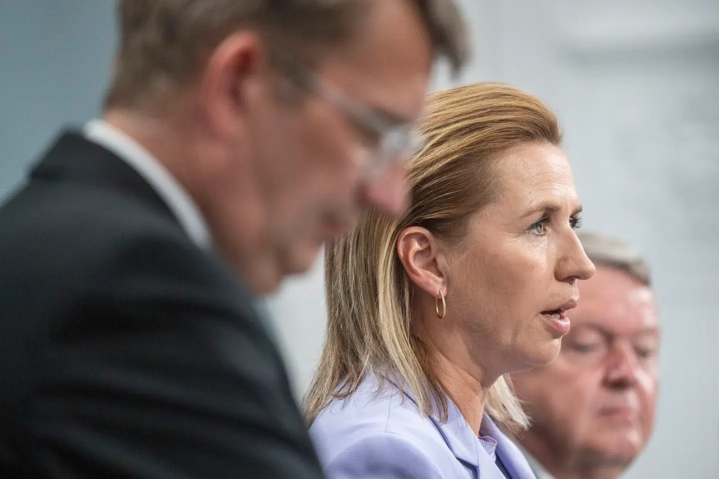 SVM-regeringen blev skabt efter folketingsvalget i 2022 som et forsøg på at lave en regering over midten. Regeringen er dog udfordret i målingerne.