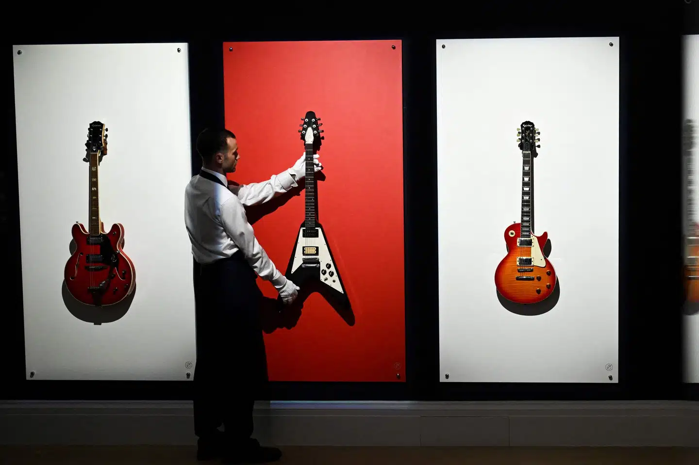 To elektriske guitarer ejet af Noel Gallagher og en elektrisk guitar ejet af Johnny Marr, som Gallagher har indspillet en sang på, blev torsdag bortauktioneret i London.